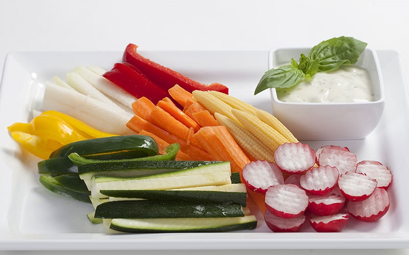 Gemüseplatte mit ganzen Sticks, roh