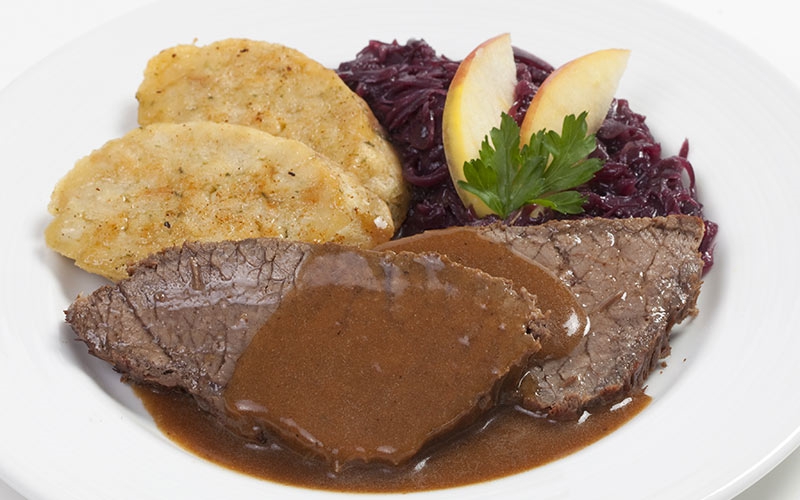 Sächsischer Sauerbraten mit Rotkohl und gebutterten Semmelknödeln