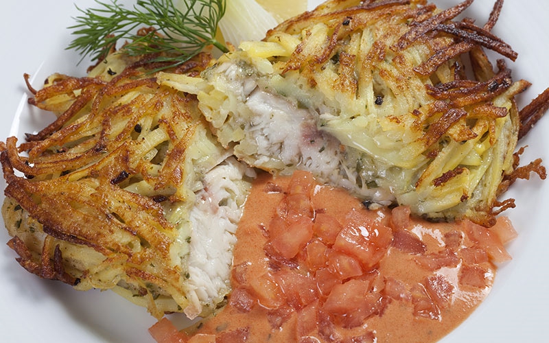 Gebratenes Buntbarschfilet in Kartoffelstroh an Tomatenrahmsauce