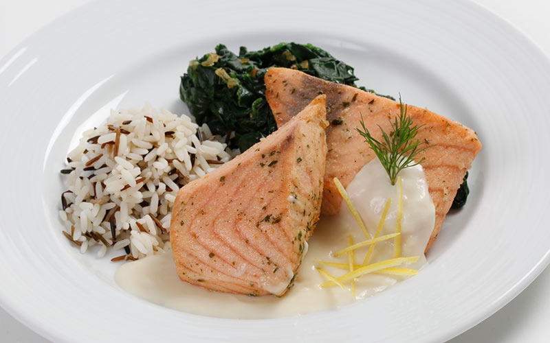 Glaciertes Lachsfilet  auf Blattspinat mit Zitronensauce und Wildreismischung