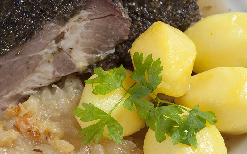 Knauthainer Mutzbraten in Majoran-Sud mit Specksauerkraut und Butterkartoffeln