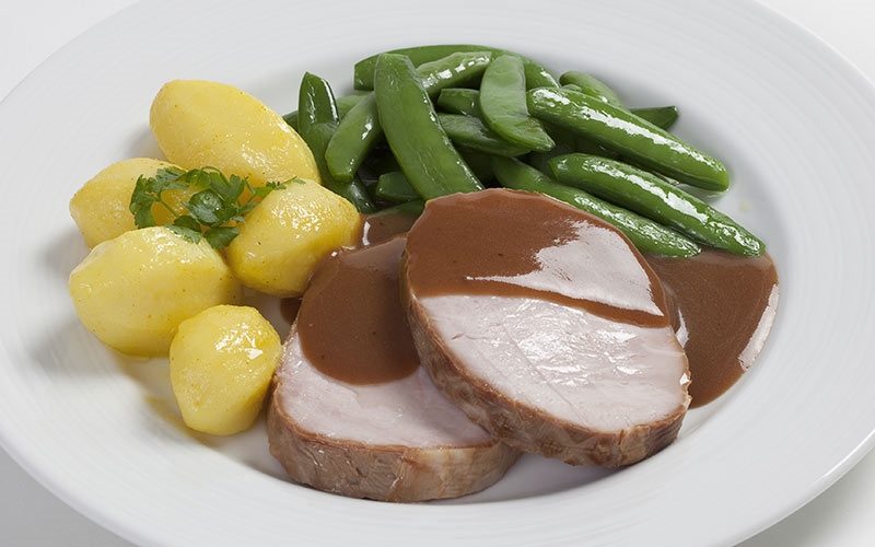 Lummerbraten in Rotweinsauce, gebutterte Kaiserschoten und Schwenkkartoffeln