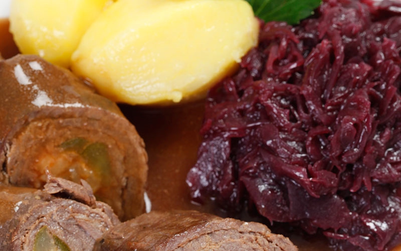 Rinderrollade gefüllt mit Speck, Zwiebeln und Gurke, dazu Apfelrotkohl und Salzkartoffeln