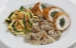 Gefüllte Poulardenbrust mit Blattspinat, Rahmchampignons und Bandnudeln